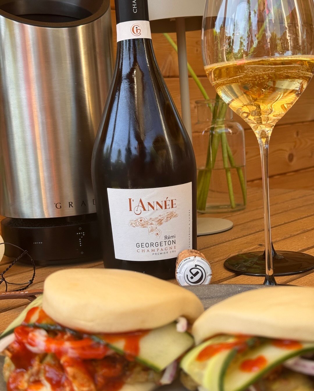 Heute mal wieder ein perfektes Pairing: Fluffige Bao Buns mit Guacamole, knusprigem Chicken, Gurkenscheiben und etwas Sriracha. Die superweiche Textur der Buns, die würzige Schä… (7)