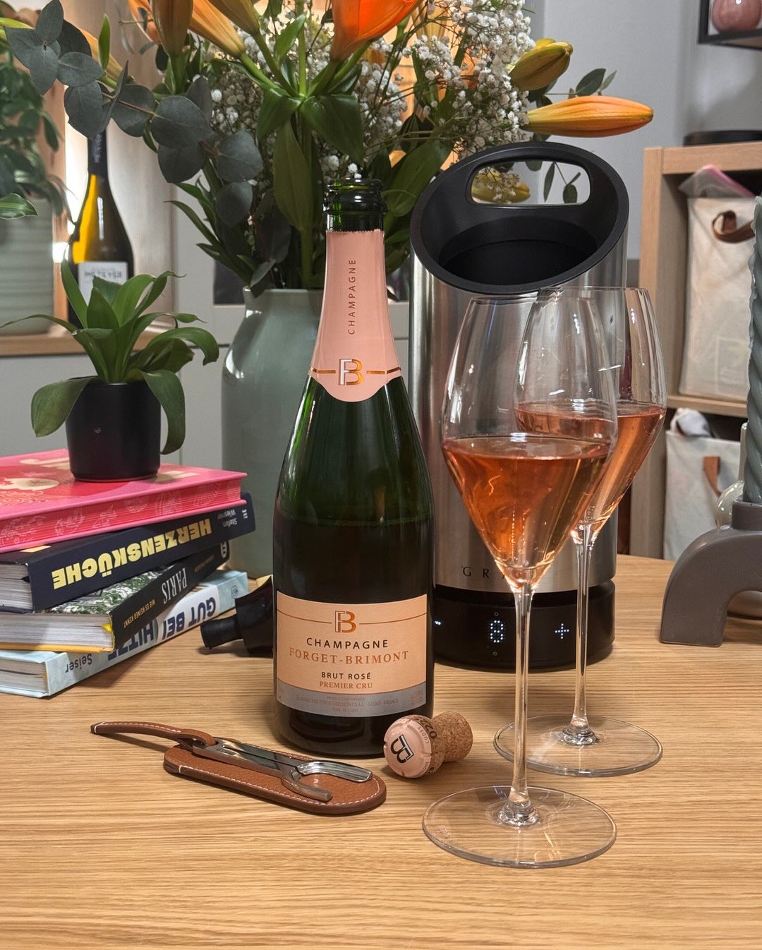 40% Chardonnay, 60% Pinot Noir - bei @champagne_forget_brimont dreht sich die übliche Rosé-Formel um. Wo andere Häuser oft mehr Weißwein nehmen, setzt Michel Forget als 6. Gener… (1)