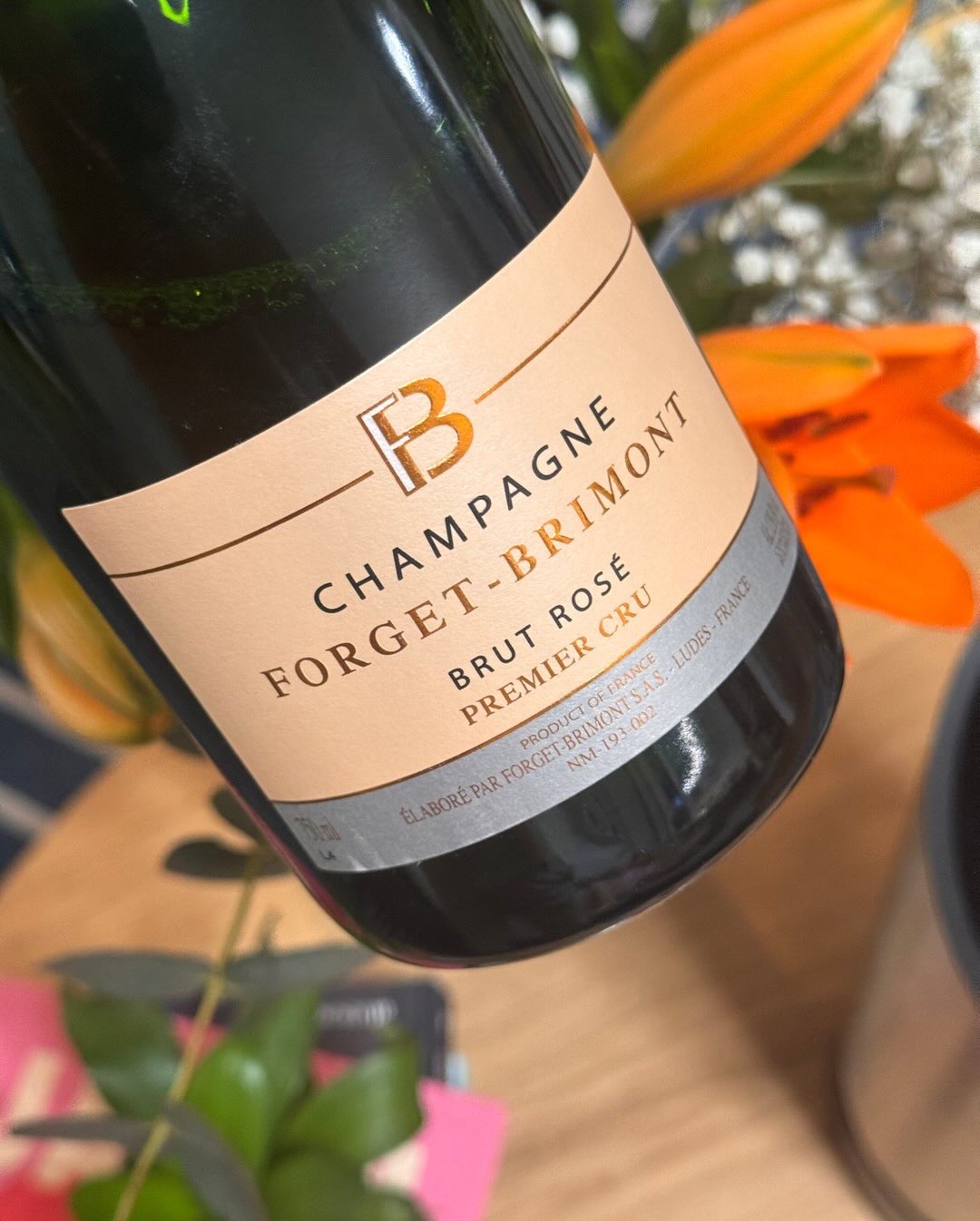 40% Chardonnay, 60% Pinot Noir - bei @champagne_forget_brimont dreht sich die übliche Rosé-Formel um. Wo andere Häuser oft mehr Weißwein nehmen, setzt Michel Forget als 6. Gener… (10)