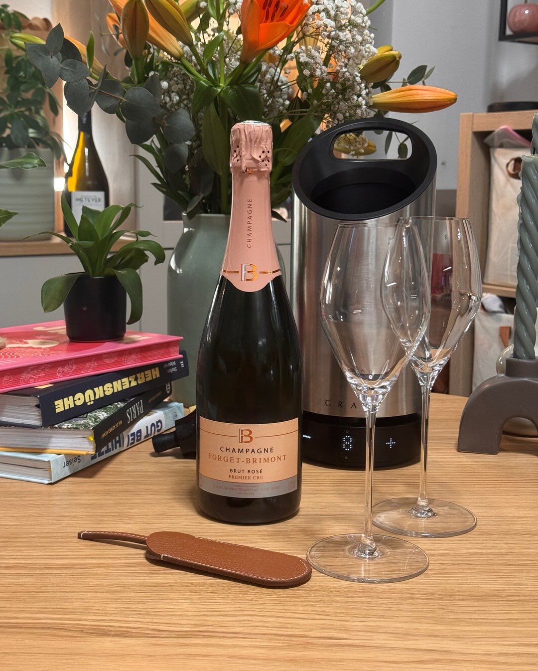 40% Chardonnay, 60% Pinot Noir - bei @champagne_forget_brimont dreht sich die übliche Rosé-Formel um. Wo andere Häuser oft mehr Weißwein nehmen, setzt Michel Forget als 6. Gener… (3)