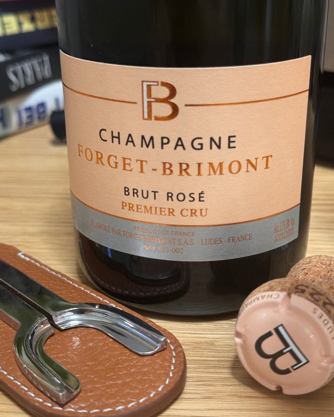 40% Chardonnay, 60% Pinot Noir - bei @champagne_forget_brimont dreht sich die übliche Rosé-Formel um. Wo andere Häuser oft mehr Weißwein nehmen, setzt Michel Forget als 6. Gener… (5)