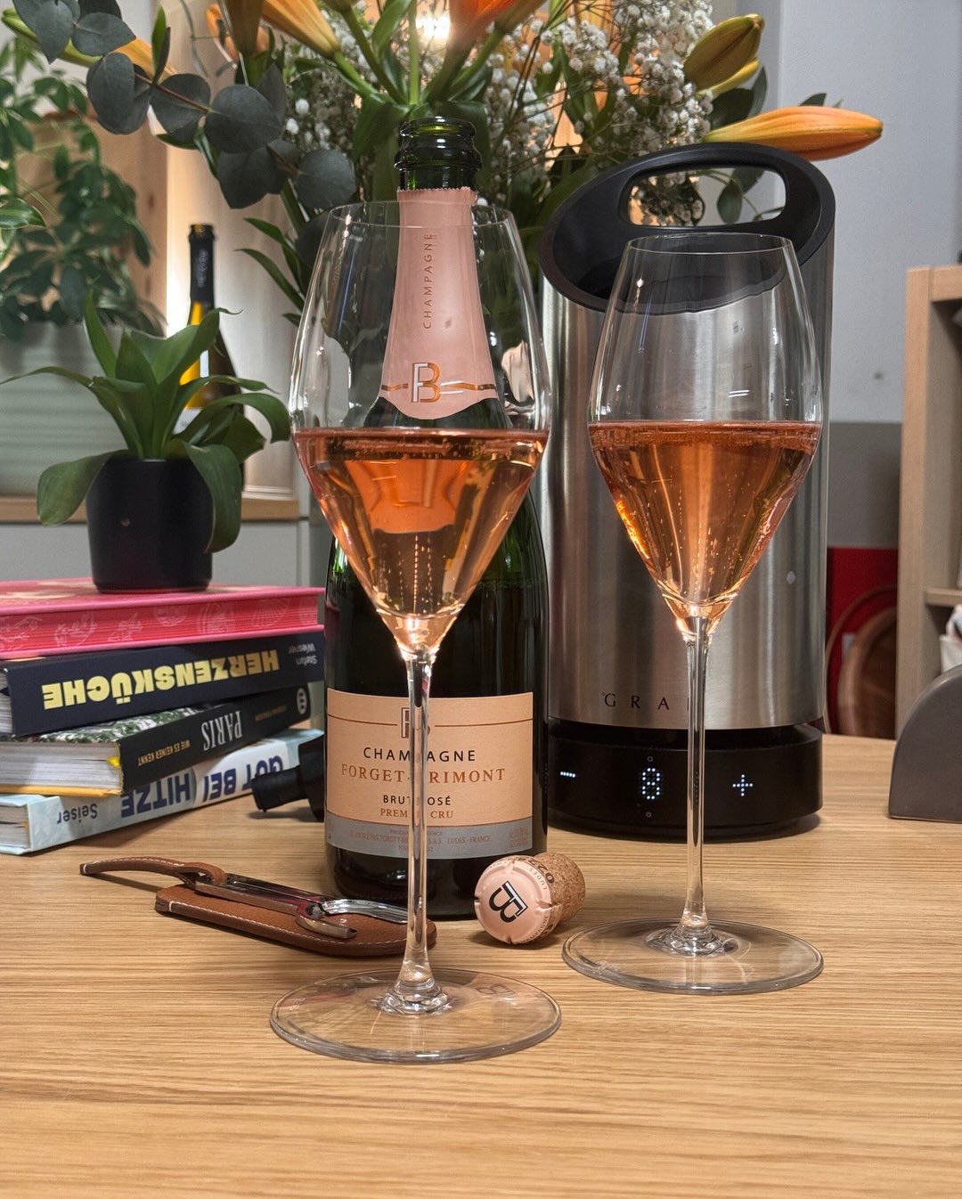 40% Chardonnay, 60% Pinot Noir - bei @champagne_forget_brimont dreht sich die übliche Rosé-Formel um. Wo andere Häuser oft mehr Weißwein nehmen, setzt Michel Forget als 6. Gener… (8)