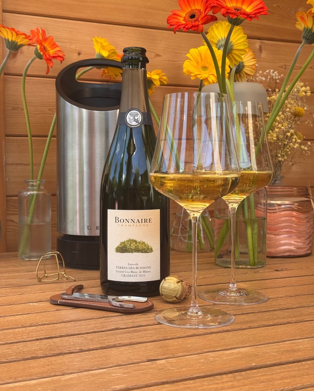 Seit 1932 lässt Familie Bonnaire in Cramant Chardonnay für sich sprechen. Dieser Les Terres des Buissons ist das perfekte Beispiel dafür. @bonnaireclouet zeigt hier, was möglich… (1)