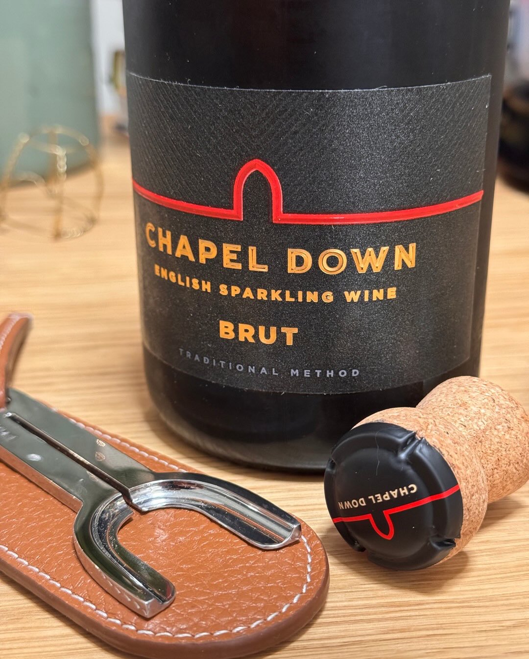 @chapeldown beweist: English Sparkling Wine kann deutlich mehr als nur Champagner-Alternative sein. Diese Brut-Cuvée aus Kent zeigt eine Eingängigkeit, die stark an einen Moët I… (5)