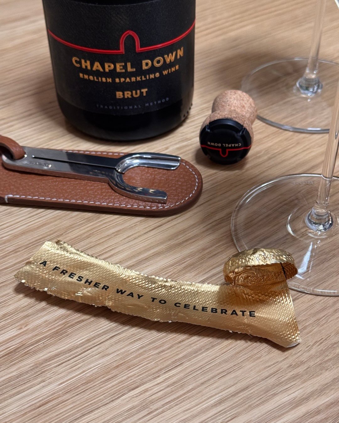 @chapeldown beweist: English Sparkling Wine kann deutlich mehr als nur Champagner-Alternative sein. Diese Brut-Cuvée aus Kent zeigt eine Eingängigkeit, die stark an einen Moët I… (7)