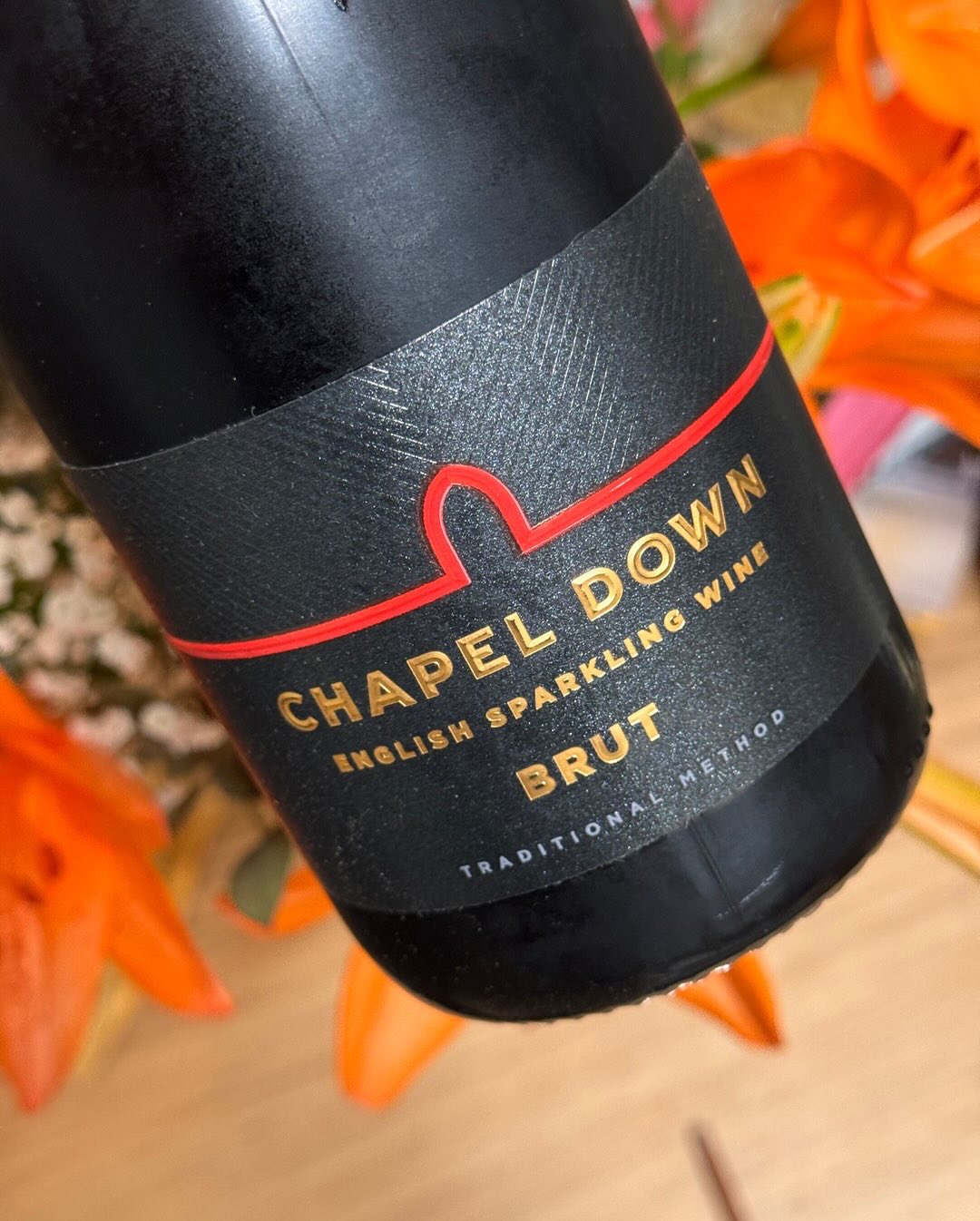 @chapeldown beweist: English Sparkling Wine kann deutlich mehr als nur Champagner-Alternative sein. Diese Brut-Cuvée aus Kent zeigt eine Eingängigkeit, die stark an einen Moët I… (9)
