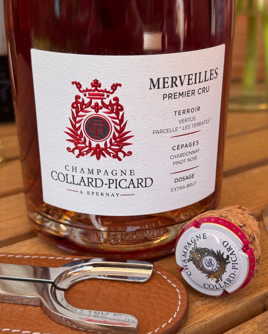 Wer einen Rosé Champagner für die Terrasse entkorkt und direkt den kraftvollen Rotweineindruck spürt, sollte nochmal aufs Label schauen. Also nicht so wie ich bei dieser Flasche… (5)