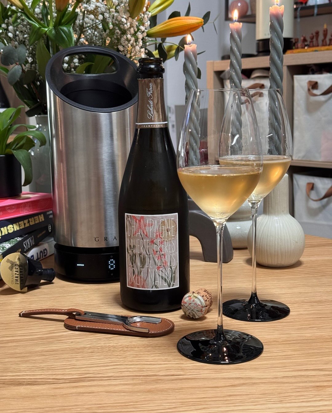 Aurélien Laherte aus der 7. Generation der Familie weiß genau, was er will: Terroir pur zum Ausdruck bringen. Dieser Blanc de Blancs Brut Nature zeigt perfekt, warum die Côteaux… (1)