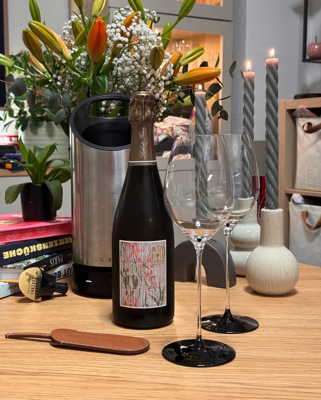 Aurélien Laherte aus der 7. Generation der Familie weiß genau, was er will: Terroir pur zum Ausdruck bringen. Dieser Blanc de Blancs Brut Nature zeigt perfekt, warum die Côteaux… (3)