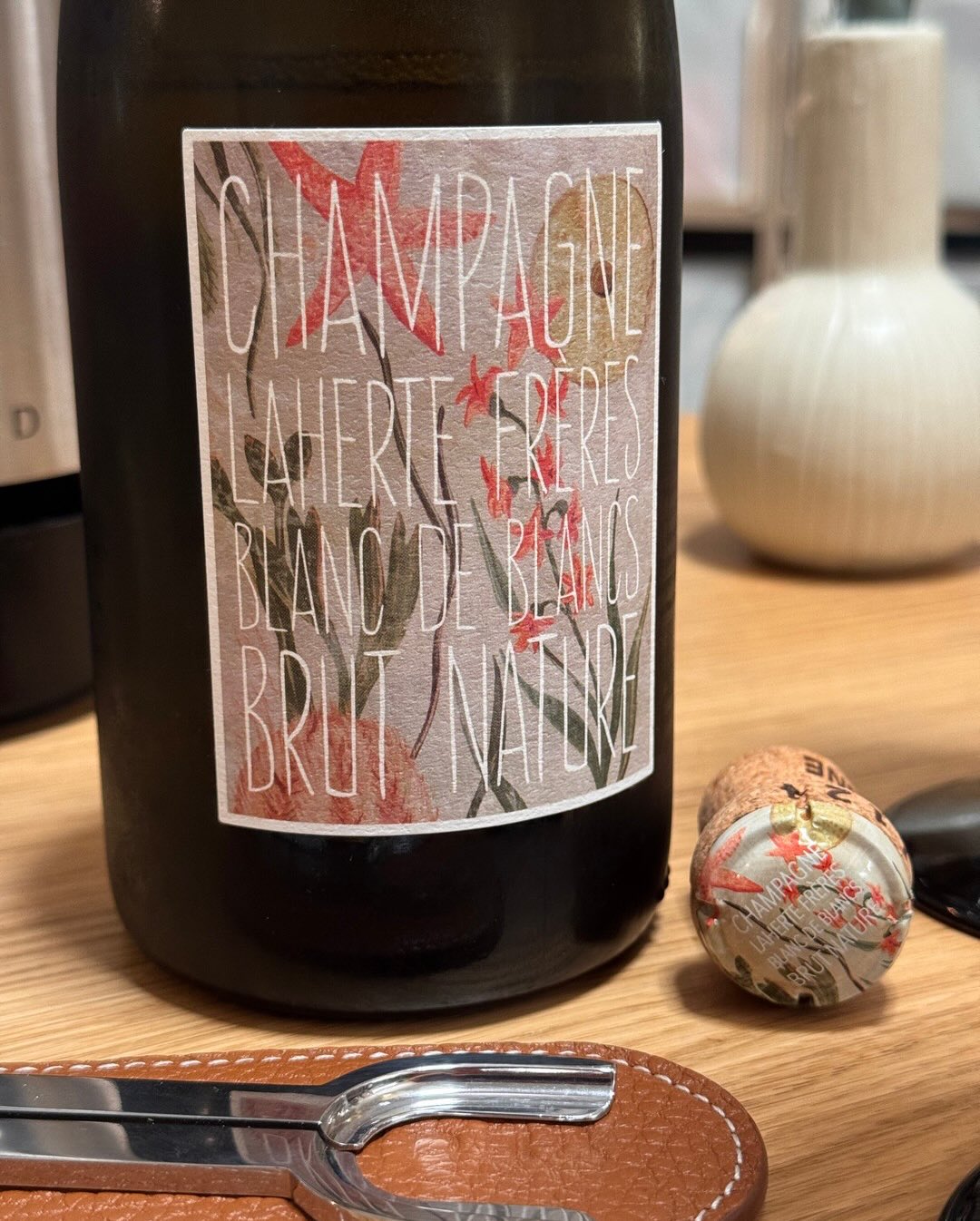 Aurélien Laherte aus der 7. Generation der Familie weiß genau, was er will: Terroir pur zum Ausdruck bringen. Dieser Blanc de Blancs Brut Nature zeigt perfekt, warum die Côteaux… (5)