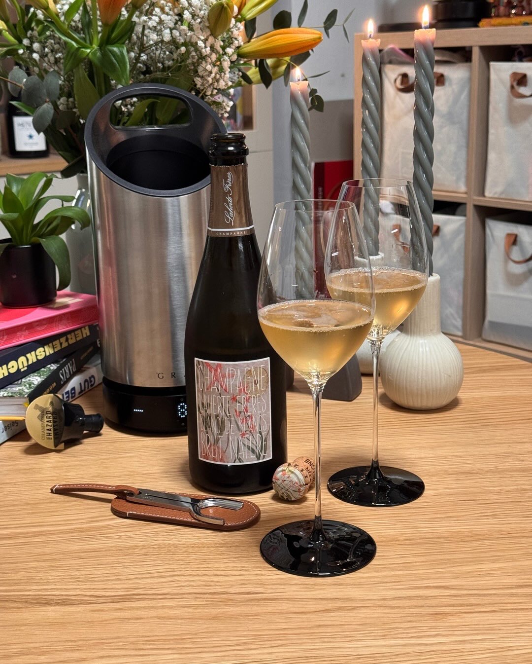 Aurélien Laherte aus der 7. Generation der Familie weiß genau, was er will: Terroir pur zum Ausdruck bringen. Dieser Blanc de Blancs Brut Nature zeigt perfekt, warum die Côteaux… (7)