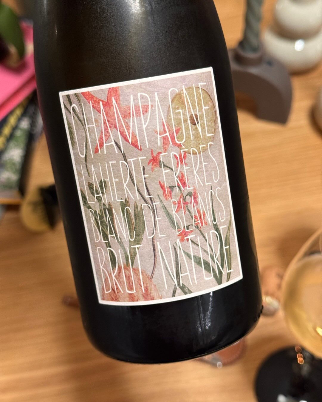 Aurélien Laherte aus der 7. Generation der Familie weiß genau, was er will: Terroir pur zum Ausdruck bringen. Dieser Blanc de Blancs Brut Nature zeigt perfekt, warum die Côteaux… (9)