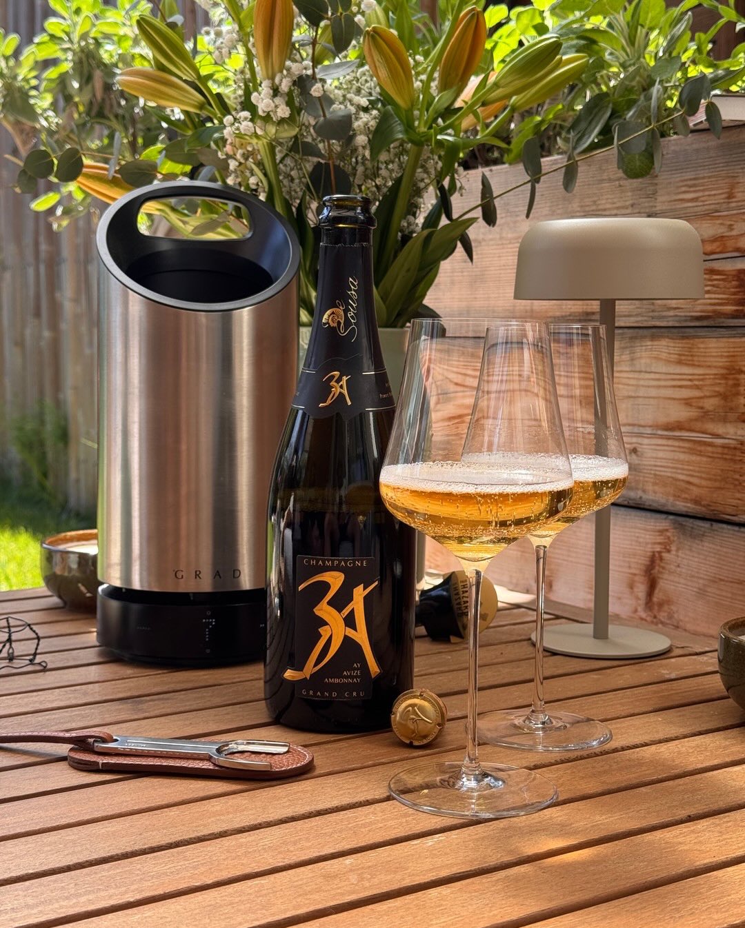 Diese Cuvée vereint drei Grand Cru-Lagen in einer einzigen Flasche – das Konzept hinter dem Namen 3A ist so simpel wie genial. @champagnedesousa verbindet hier 50% Chardonnay au… (1)