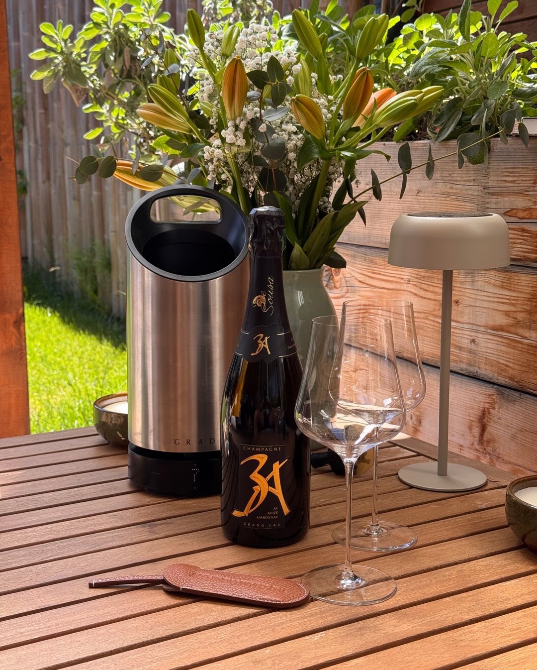 Diese Cuvée vereint drei Grand Cru-Lagen in einer einzigen Flasche – das Konzept hinter dem Namen 3A ist so simpel wie genial. @champagnedesousa verbindet hier 50% Chardonnay au… (3)