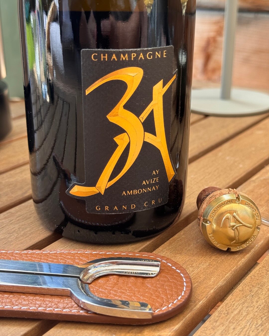 Diese Cuvée vereint drei Grand Cru-Lagen in einer einzigen Flasche – das Konzept hinter dem Namen 3A ist so simpel wie genial. @champagnedesousa verbindet hier 50% Chardonnay au… (5)