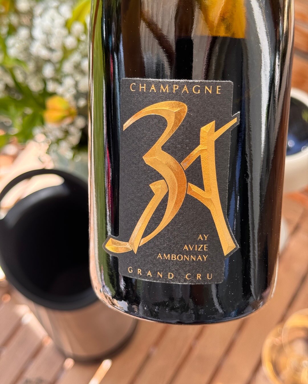 Diese Cuvée vereint drei Grand Cru-Lagen in einer einzigen Flasche – das Konzept hinter dem Namen 3A ist so simpel wie genial. @champagnedesousa verbindet hier 50% Chardonnay au… (9)
