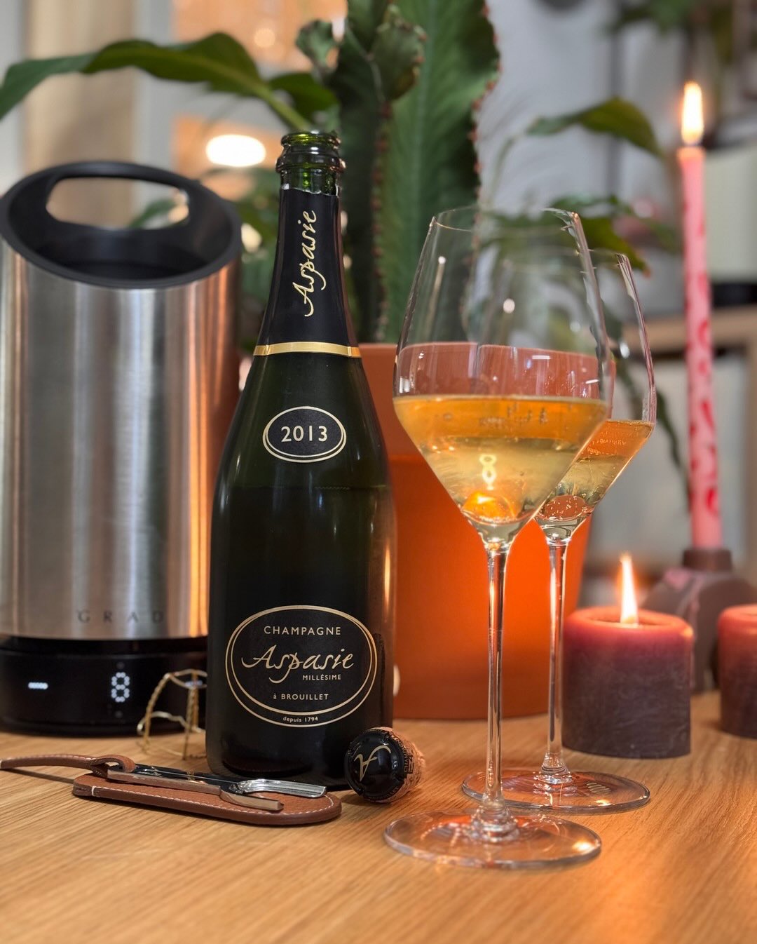 Kleines Selbst-Experiment am Tisch: zwei Aspasie-Jahrgänge, 48 Stunden Abstand. Hier Teil eins. Der ältere von beiden. Der Millésime 2013 Brut von @champagneaspasie ist eine kla… (1)