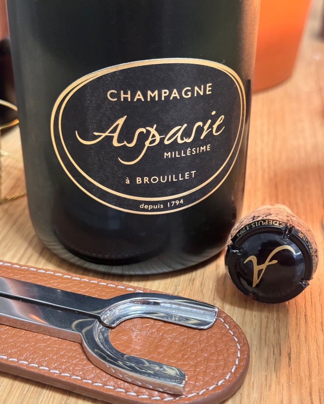 Kleines Selbst-Experiment am Tisch: zwei Aspasie-Jahrgänge, 48 Stunden Abstand. Hier Teil eins. Der ältere von beiden. Der Millésime 2013 Brut von @champagneaspasie ist eine kla… (5)