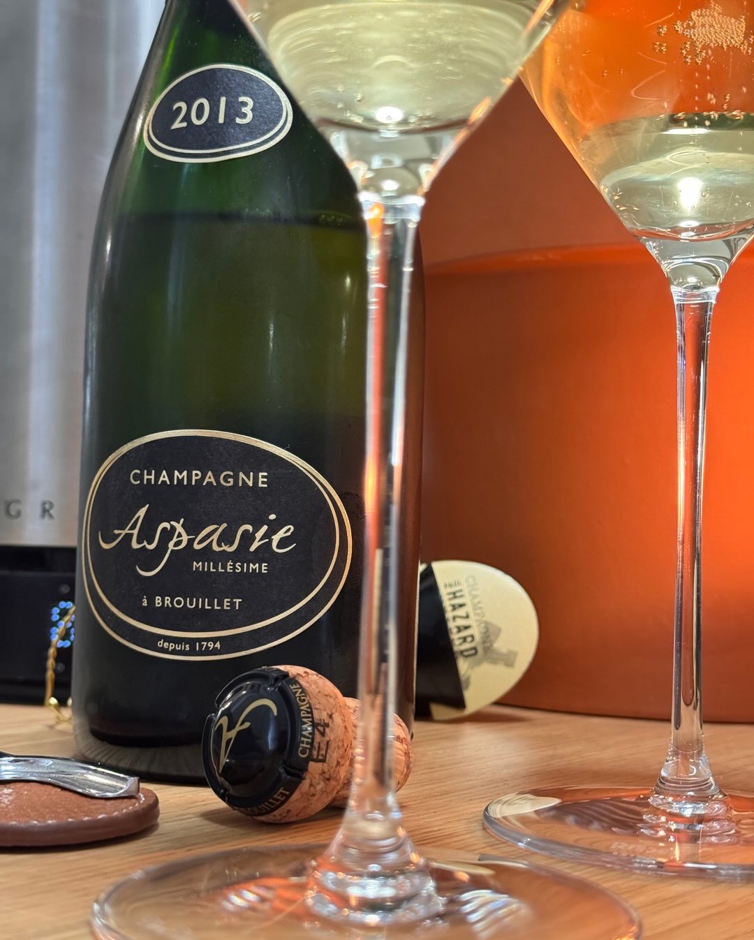 Kleines Selbst-Experiment am Tisch: zwei Aspasie-Jahrgänge, 48 Stunden Abstand. Hier Teil eins. Der ältere von beiden. Der Millésime 2013 Brut von @champagneaspasie ist eine kla… (7)