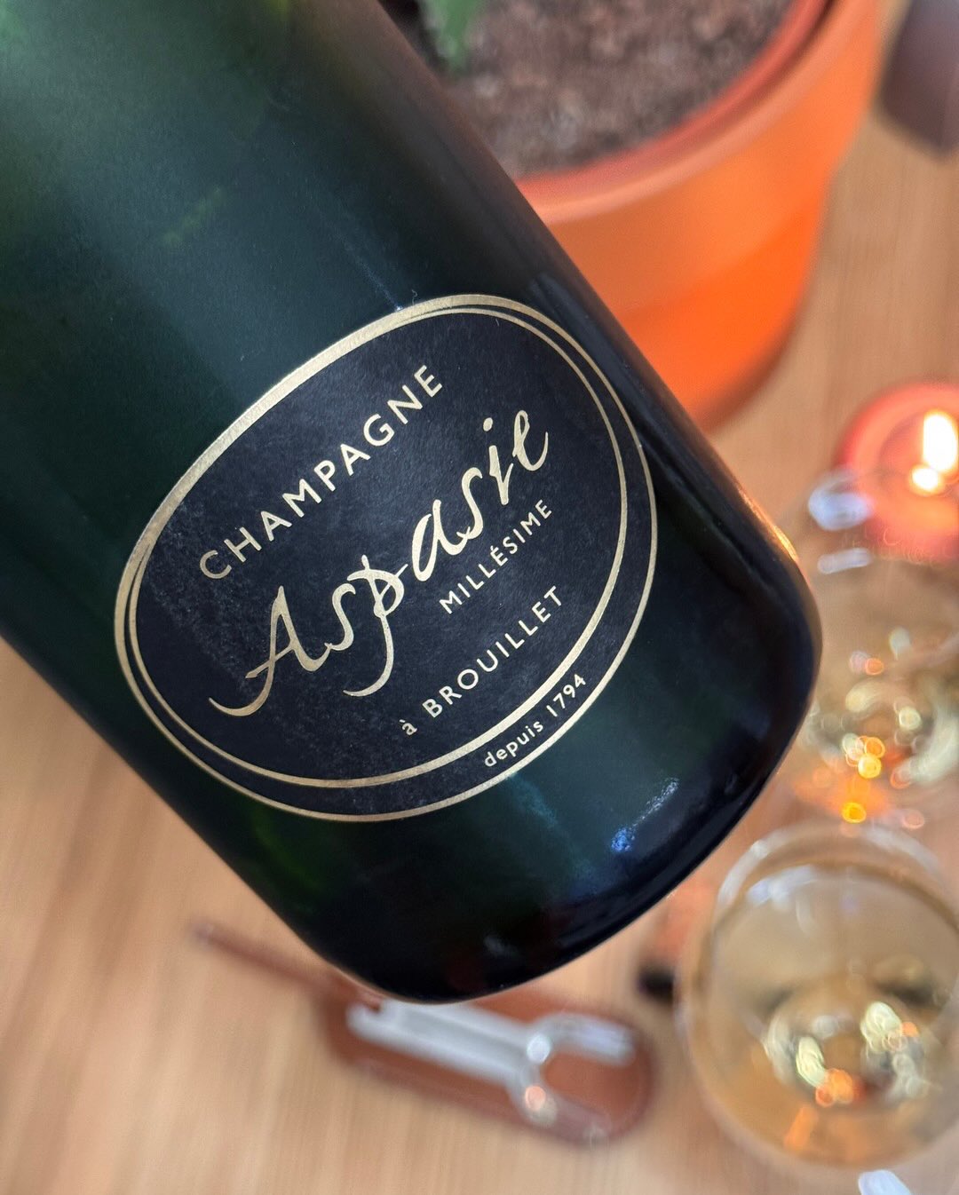 Kleines Selbst-Experiment am Tisch: zwei Aspasie-Jahrgänge, 48 Stunden Abstand. Hier Teil eins. Der ältere von beiden. Der Millésime 2013 Brut von @champagneaspasie ist eine kla… (9)