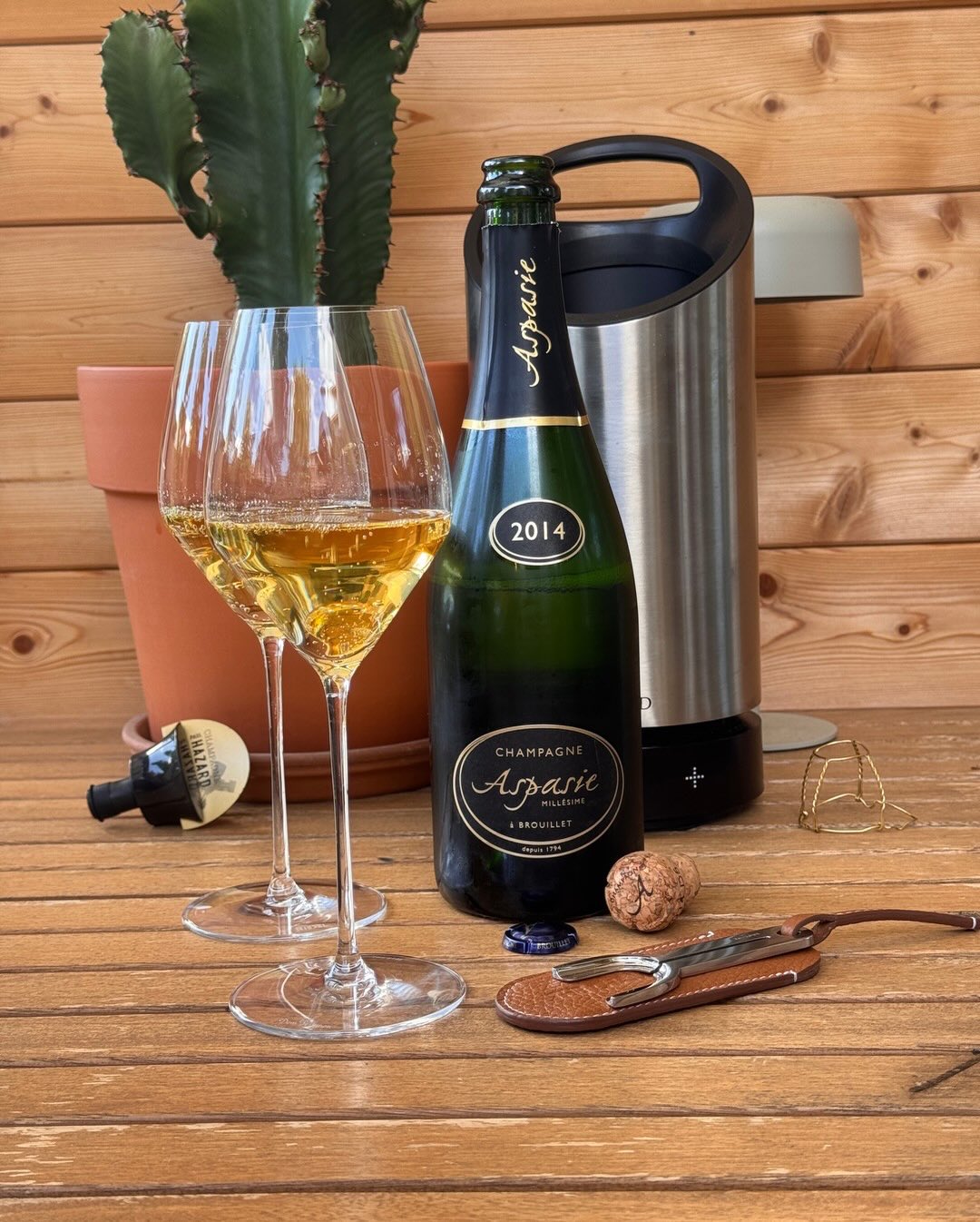 Teil zwei des Vintage-Vergleichs. Gleicher Winzer, ein Jahr später, was man im Glas sofort merkt. Wo der 2013er zitrisch und straff war, kommt der Millésime 2014 von @champagnea… (1)