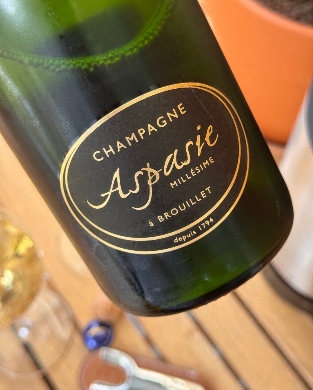 Teil zwei des Vintage-Vergleichs. Gleicher Winzer, ein Jahr später, was man im Glas sofort merkt. Wo der 2013er zitrisch und straff war, kommt der Millésime 2014 von @champagnea… (10)