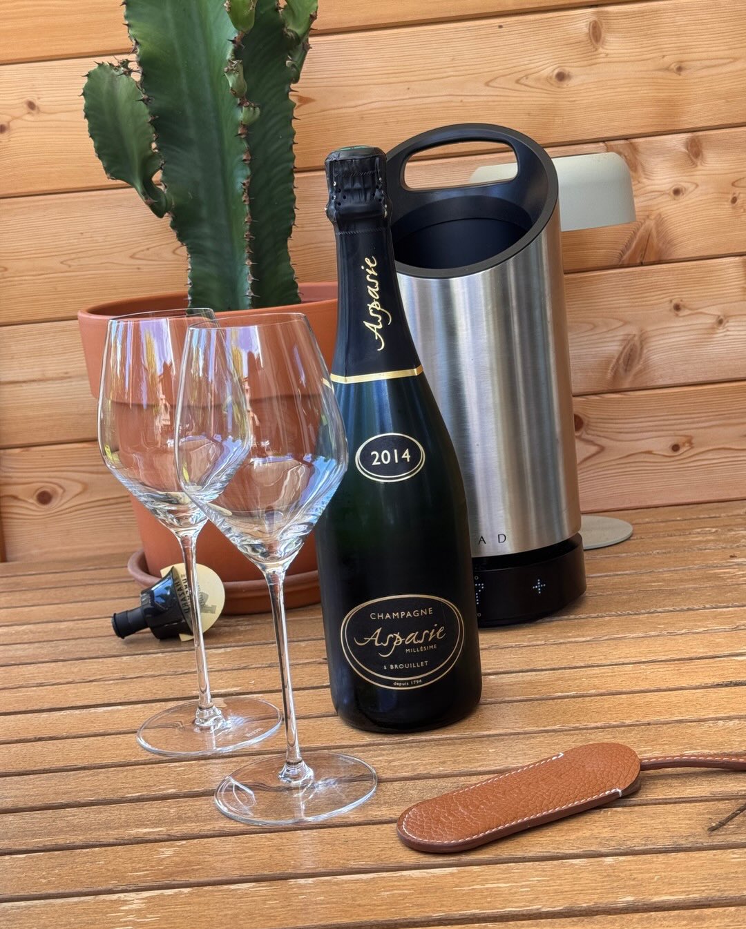 Teil zwei des Vintage-Vergleichs. Gleicher Winzer, ein Jahr später, was man im Glas sofort merkt. Wo der 2013er zitrisch und straff war, kommt der Millésime 2014 von @champagnea… (3)