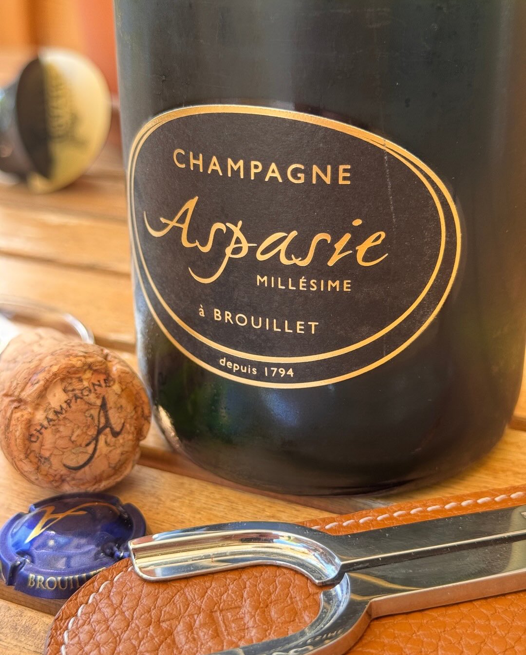 Teil zwei des Vintage-Vergleichs. Gleicher Winzer, ein Jahr später, was man im Glas sofort merkt. Wo der 2013er zitrisch und straff war, kommt der Millésime 2014 von @champagnea… (5)