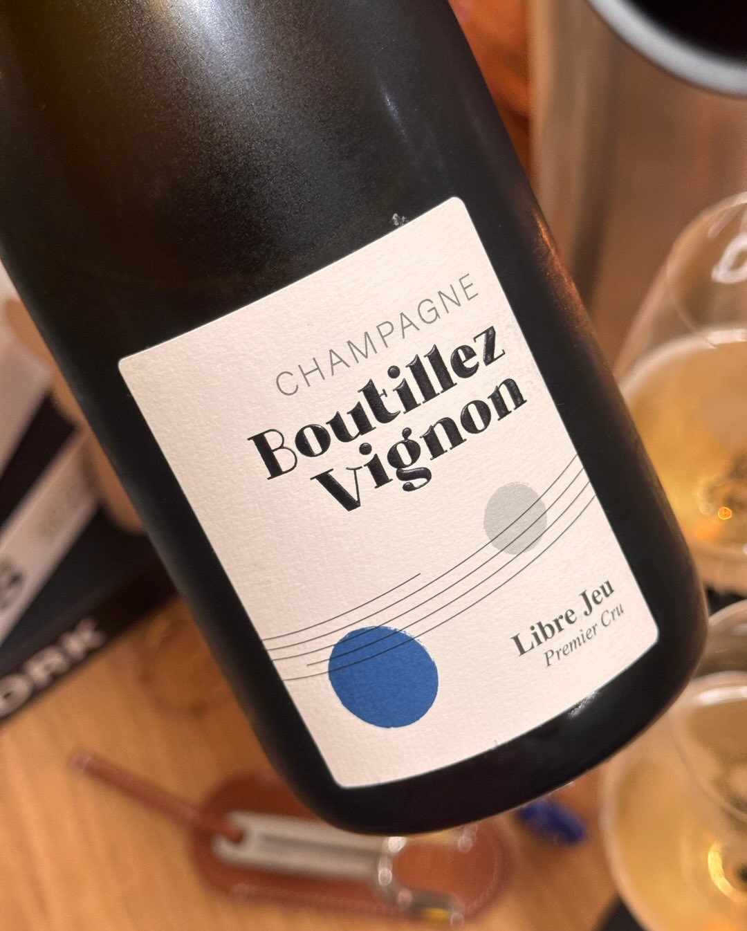 Drei Wochen nach dem Intonation Rosé jetzt der Libre Jeu von @champagne_boutillez_vignon. Gleiches Haus, andere Cuvée, dieselbe graphitische Handschrift. Genau diese Note ist fü… (10)