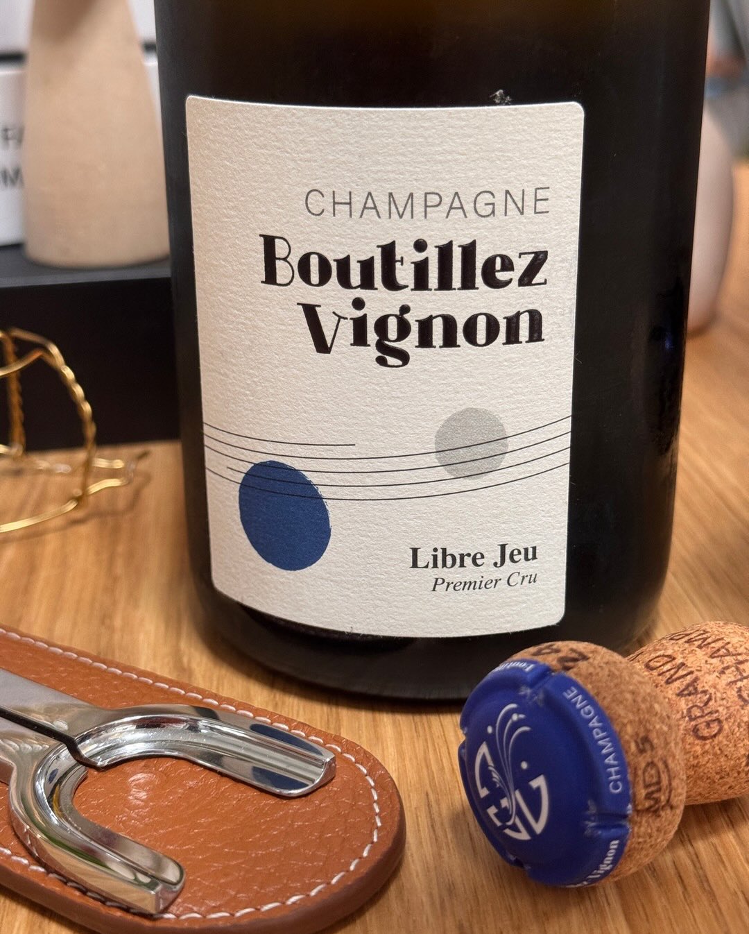 Drei Wochen nach dem Intonation Rosé jetzt der Libre Jeu von @champagne_boutillez_vignon. Gleiches Haus, andere Cuvée, dieselbe graphitische Handschrift. Genau diese Note ist fü… (5)