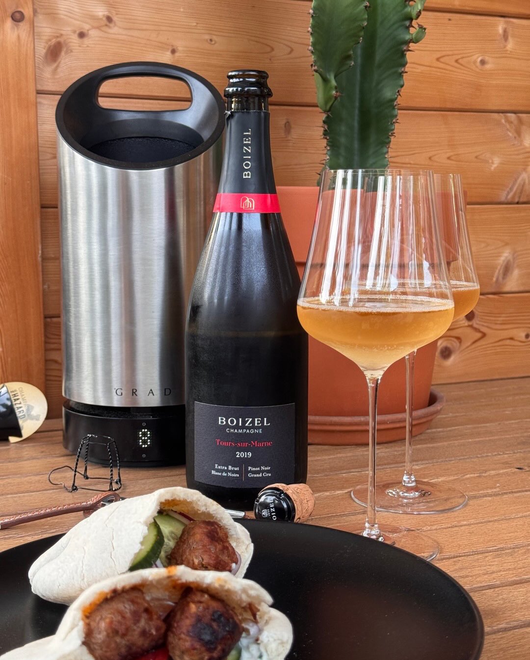 100% Pinot Noir von einer einzigen Lage, das zeigt schon Haltung. Tours-sur-Marne ist für @champagneboizel seit Jahrzehnten Kernbestandteil ihrer Assemblages. Hier kommt die gan… (1)