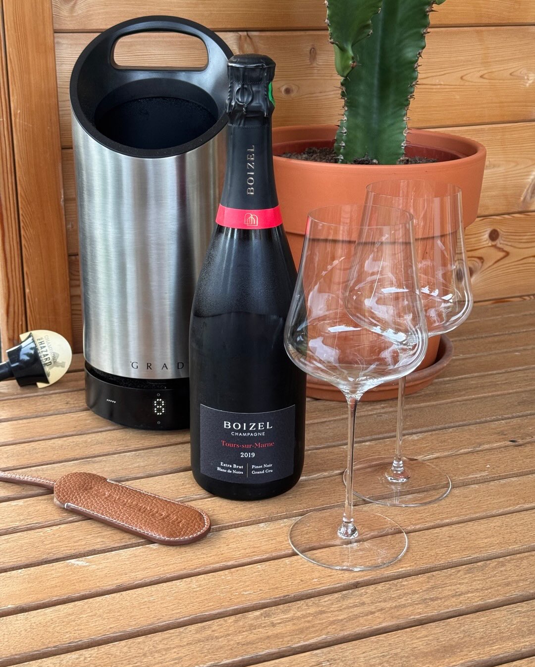 100% Pinot Noir von einer einzigen Lage, das zeigt schon Haltung. Tours-sur-Marne ist für @champagneboizel seit Jahrzehnten Kernbestandteil ihrer Assemblages. Hier kommt die gan… (3)