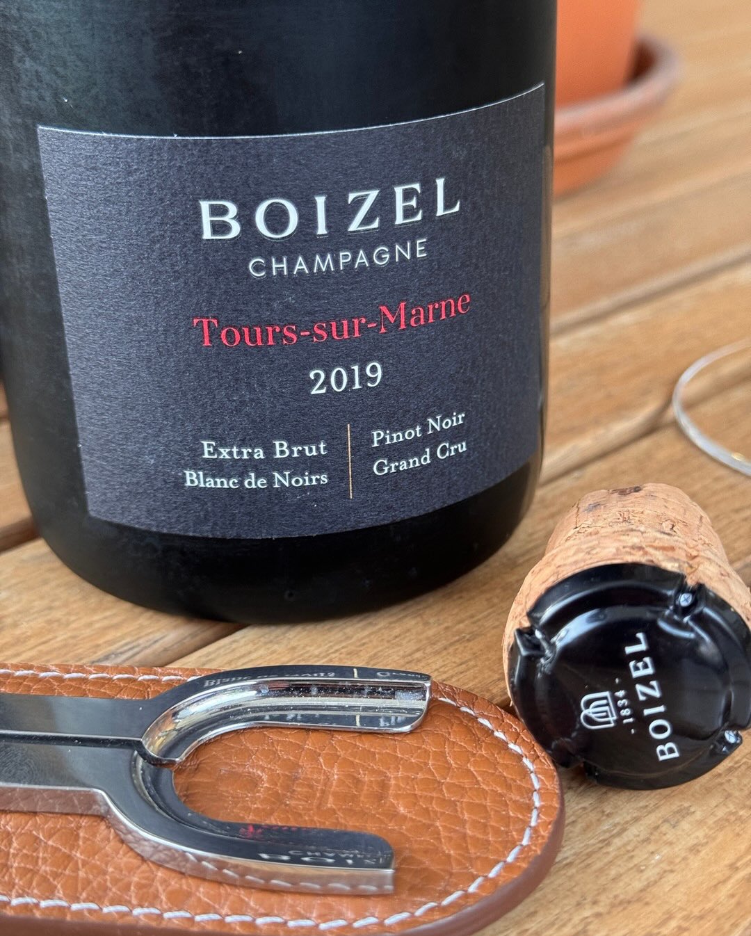 100% Pinot Noir von einer einzigen Lage, das zeigt schon Haltung. Tours-sur-Marne ist für @champagneboizel seit Jahrzehnten Kernbestandteil ihrer Assemblages. Hier kommt die gan… (5)