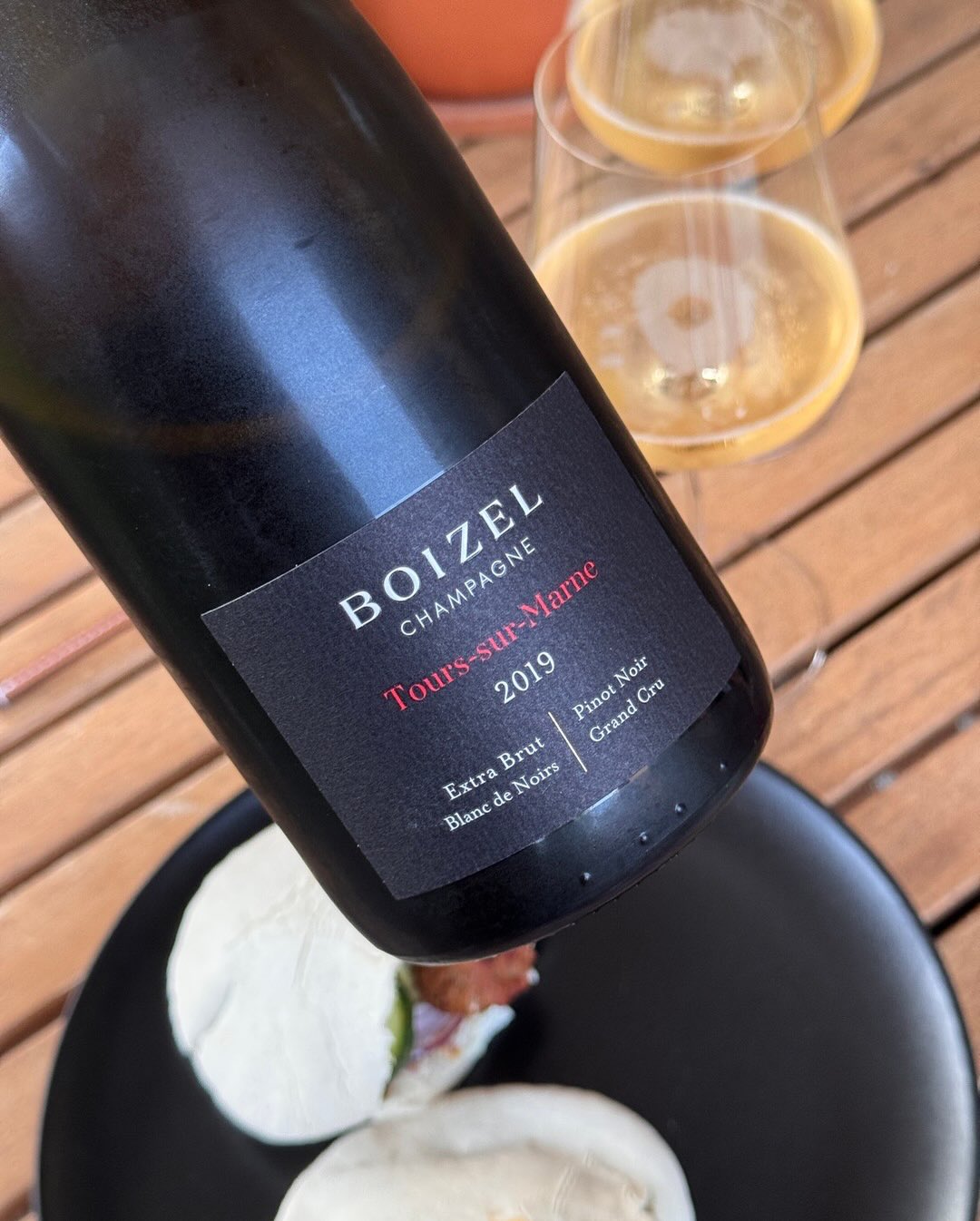 100% Pinot Noir von einer einzigen Lage, das zeigt schon Haltung. Tours-sur-Marne ist für @champagneboizel seit Jahrzehnten Kernbestandteil ihrer Assemblages. Hier kommt die gan… (8)