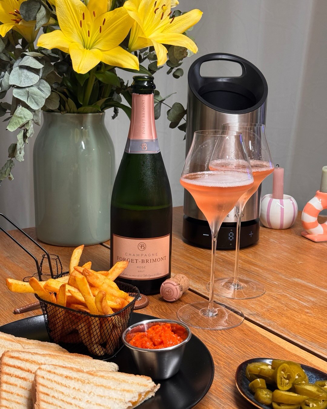 Käsetoast, Ajvar, Pommes und ein Rosé, der das das alles wegsteckt. Das ist der Rosé Brut von @champagne_forget_brimont , und er macht genau das, was ein Rosé bei fettigem, scha… (1)