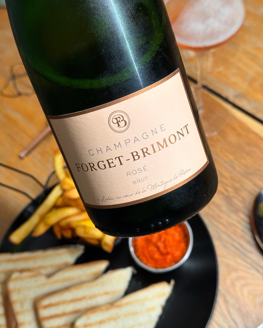Käsetoast, Ajvar, Pommes und ein Rosé, der das das alles wegsteckt. Das ist der Rosé Brut von @champagne_forget_brimont , und er macht genau das, was ein Rosé bei fettigem, scha… (10)