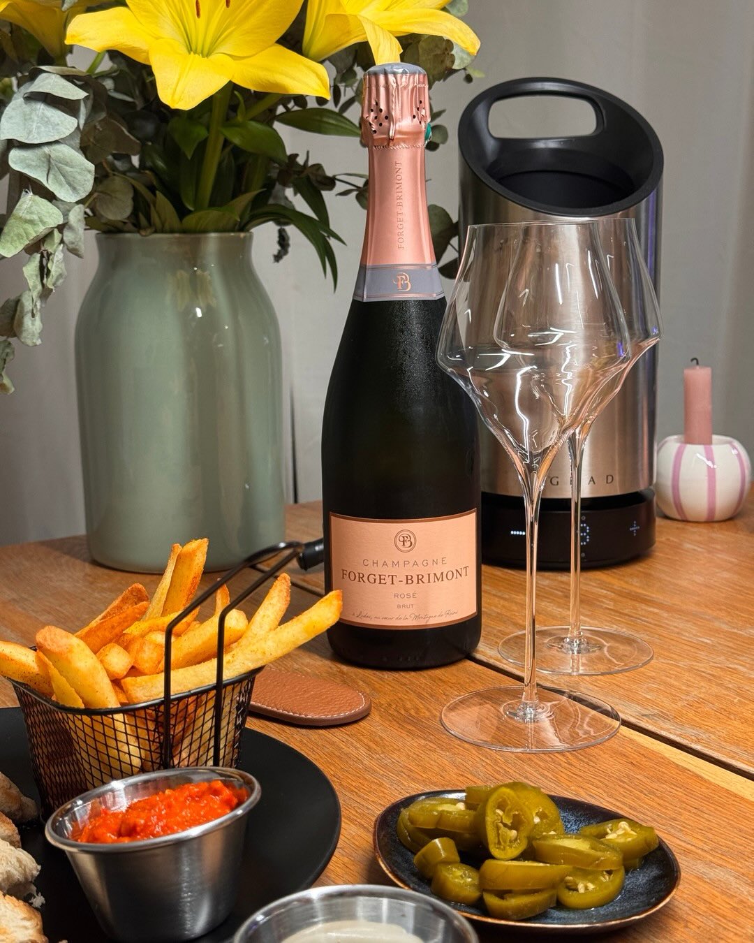 Käsetoast, Ajvar, Pommes und ein Rosé, der das das alles wegsteckt. Das ist der Rosé Brut von @champagne_forget_brimont , und er macht genau das, was ein Rosé bei fettigem, scha… (3)