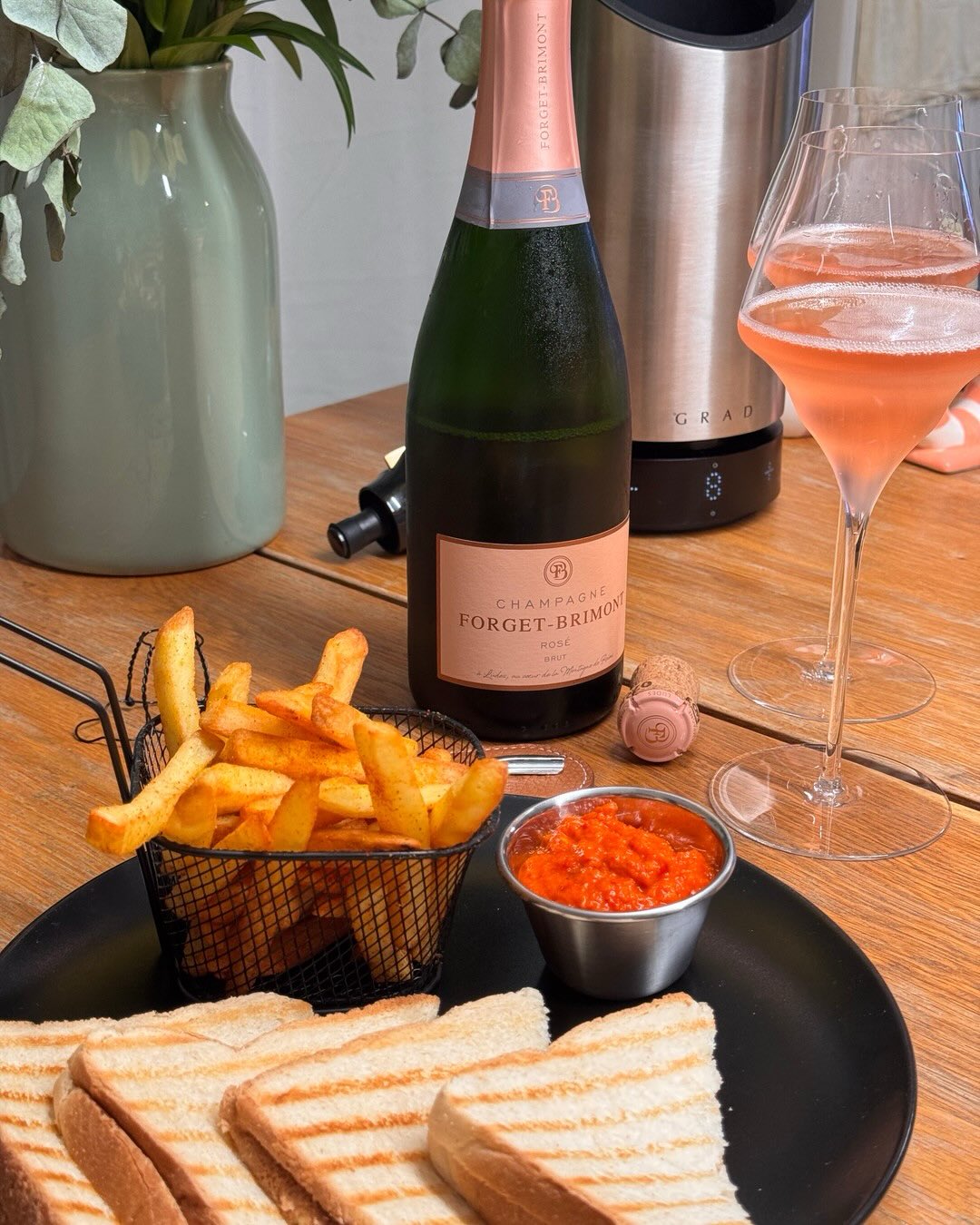 Käsetoast, Ajvar, Pommes und ein Rosé, der das das alles wegsteckt. Das ist der Rosé Brut von @champagne_forget_brimont , und er macht genau das, was ein Rosé bei fettigem, scha… (5)