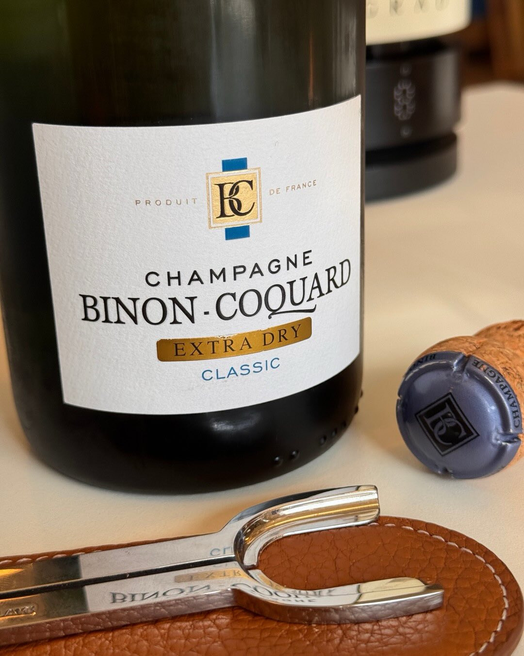 Extra Dry ist so eine unterschätzte Champagner-Kategorie. Nicht weil sie besonders komplex wäre, sondern weil sie in einem ganz bestimmten Kontext einfach funktioniert. So wie h… (4)
