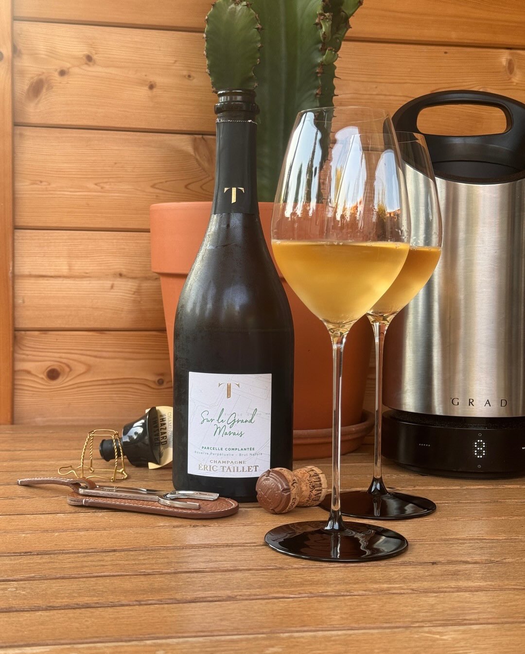 Heute zeige ich euch den “Sur le Grand-Marais” von Champagne Éric Taillet. @champagneerictaillet baut diese Cuvée aus einer einzigen Parzelle auf: dem Grand-Marais. Eine Lage… (1)