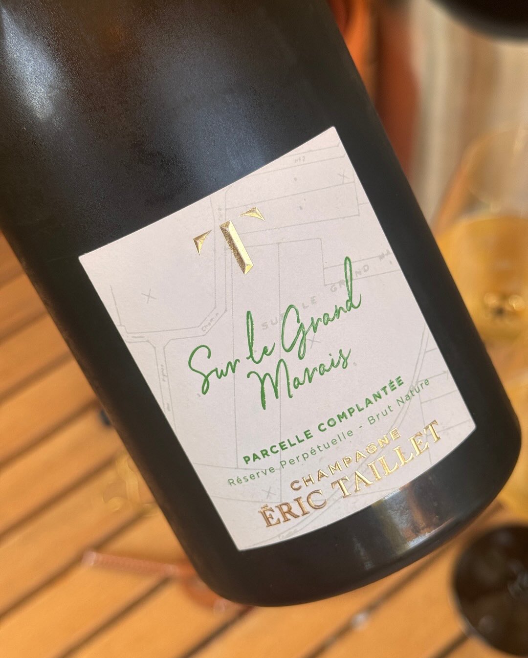 Heute zeige ich euch den “Sur le Grand-Marais” von Champagne Éric Taillet. @champagneerictaillet baut diese Cuvée aus einer einzigen Parzelle auf: dem Grand-Marais. Eine Lage… (10)