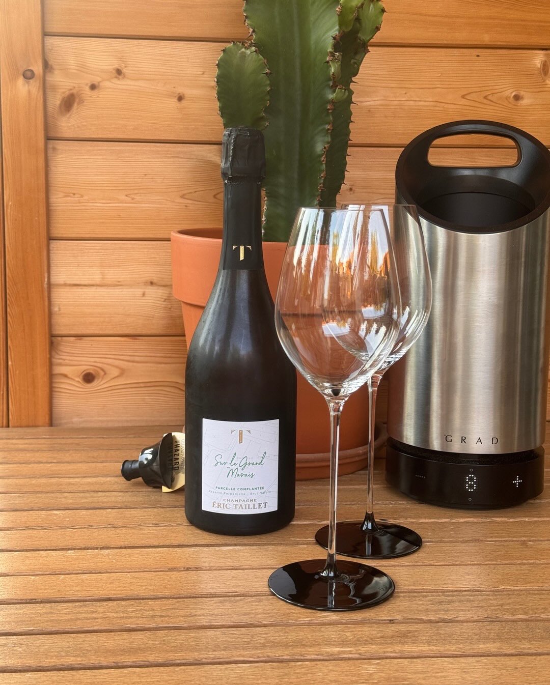 Heute zeige ich euch den “Sur le Grand-Marais” von Champagne Éric Taillet. @champagneerictaillet baut diese Cuvée aus einer einzigen Parzelle auf: dem Grand-Marais. Eine Lage… (3)