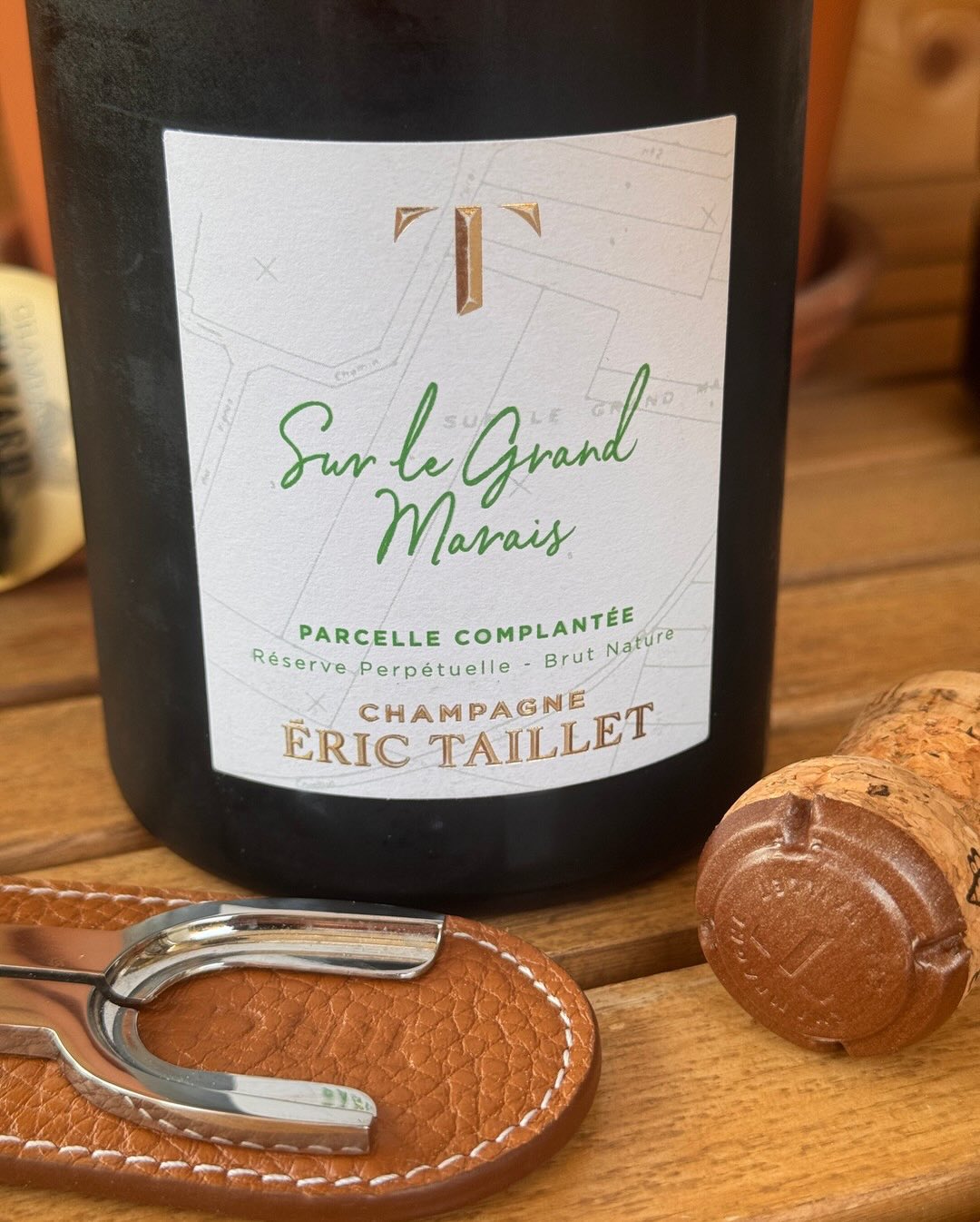Heute zeige ich euch den “Sur le Grand-Marais” von Champagne Éric Taillet. @champagneerictaillet baut diese Cuvée aus einer einzigen Parzelle auf: dem Grand-Marais. Eine Lage… (5)