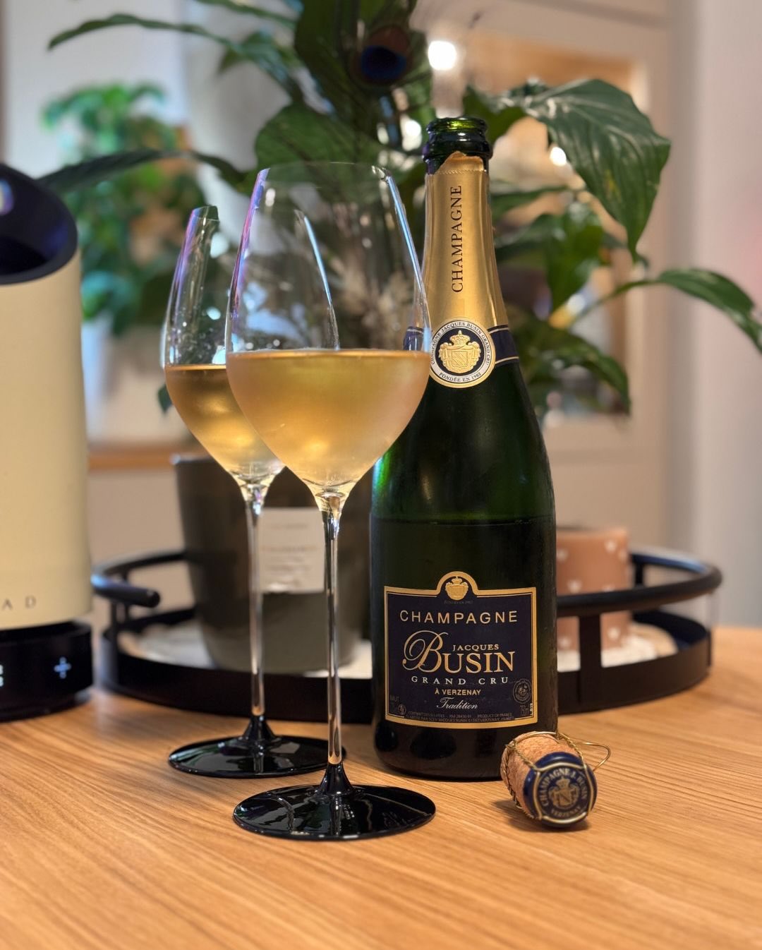 Der Jacques Busin Tradition Brut ist ein klassischer Champagner aus Verzenay, der zeigt, was Grand Cru-Qualität bedeutet. @champagnejacquesbusin setzt auf eine kraftvolle Pinot … (1)