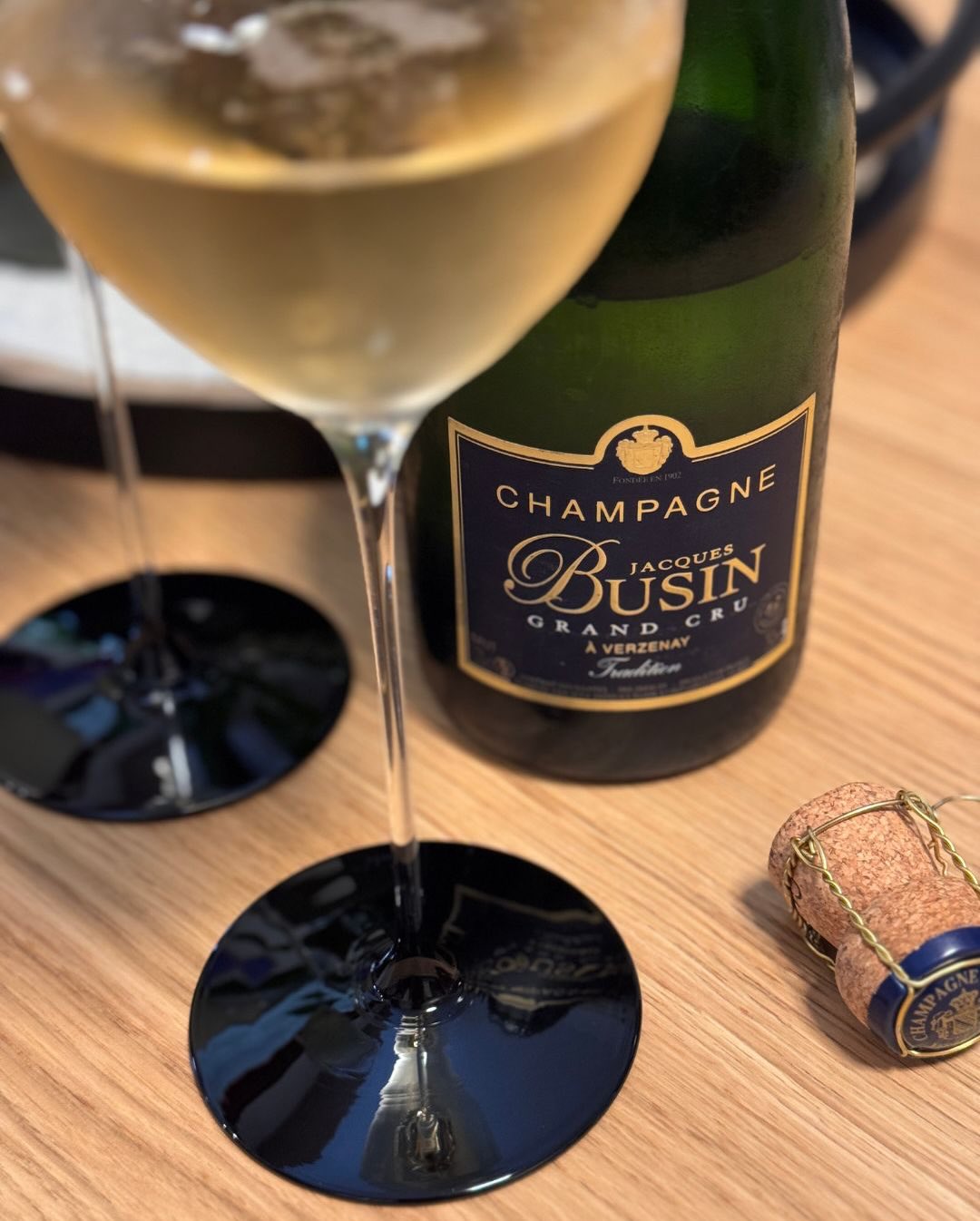Der Jacques Busin Tradition Brut ist ein klassischer Champagner aus Verzenay, der zeigt, was Grand Cru-Qualität bedeutet. @champagnejacquesbusin setzt auf eine kraftvolle Pinot … (4)