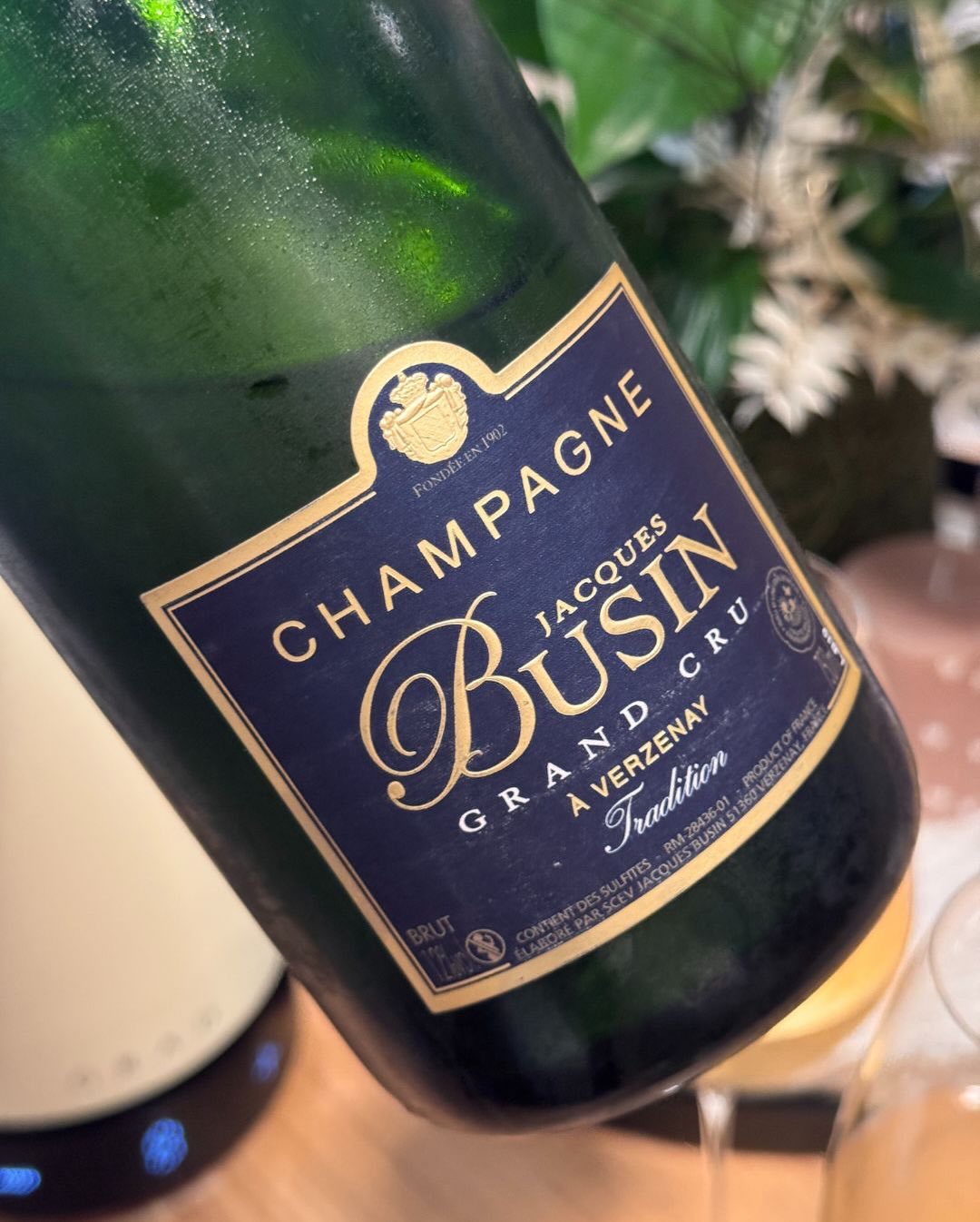Der Jacques Busin Tradition Brut ist ein klassischer Champagner aus Verzenay, der zeigt, was Grand Cru-Qualität bedeutet. @champagnejacquesbusin setzt auf eine kraftvolle Pinot … (5)