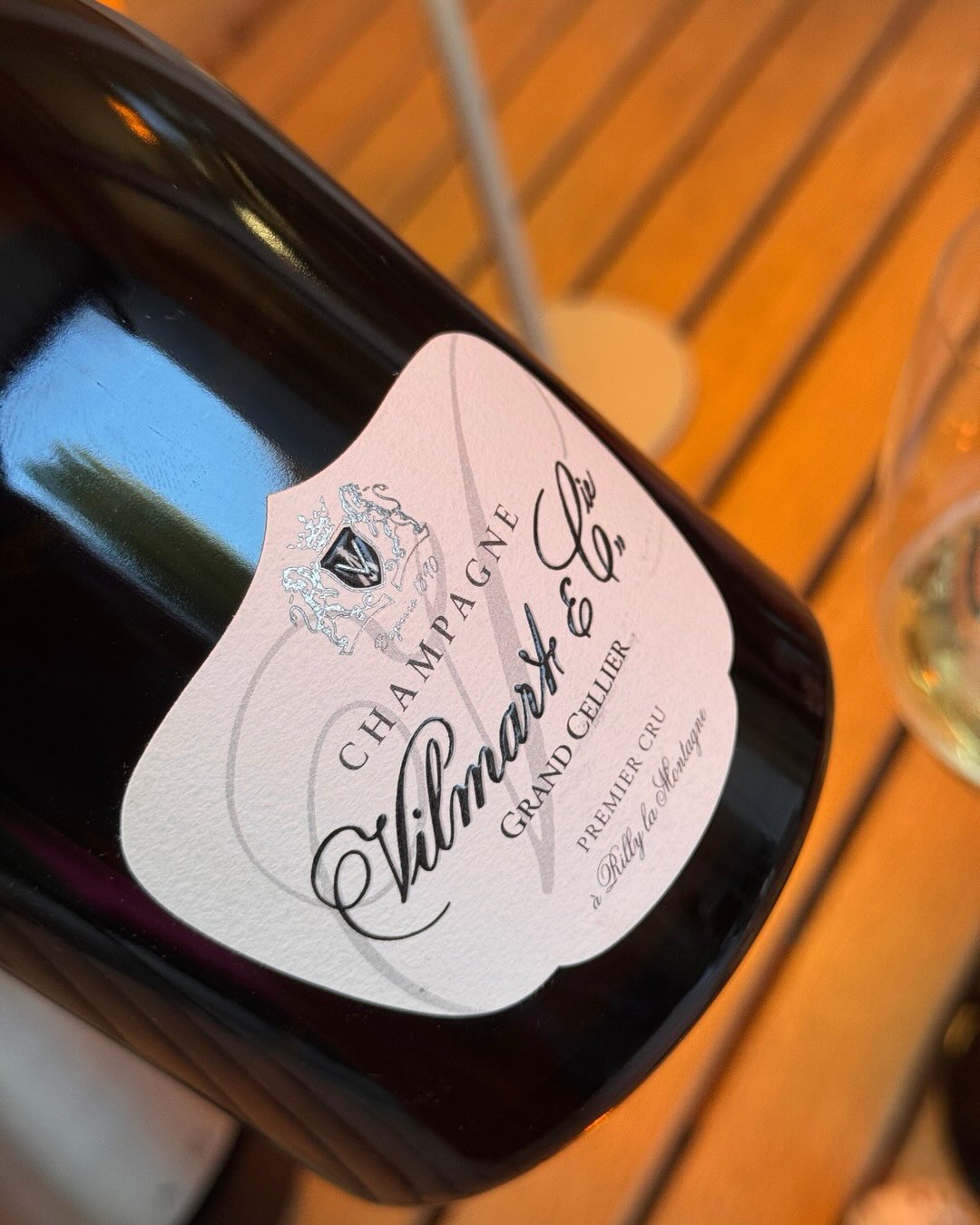Dieser Grand Cellier zeigt sofort, warum Premier Cru aus Rilly-la-Montagne etwas Besonderes ist. Die goldgelbe Farbe und die lebendige Mousse sind dabei nur der Anfang. Hier ent… (10)