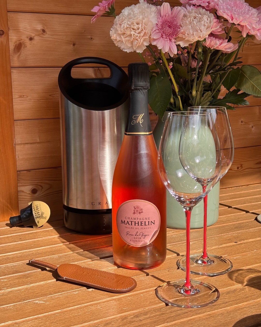 Dieser Rosé macht vermutlich das ganze Jahr über eine gute Figur nicht nur am Muttertag, an dem wir ihn verkostet haben. Himbeertorte im Glas, frischer Himbeerduft, ohne übertri… (3)