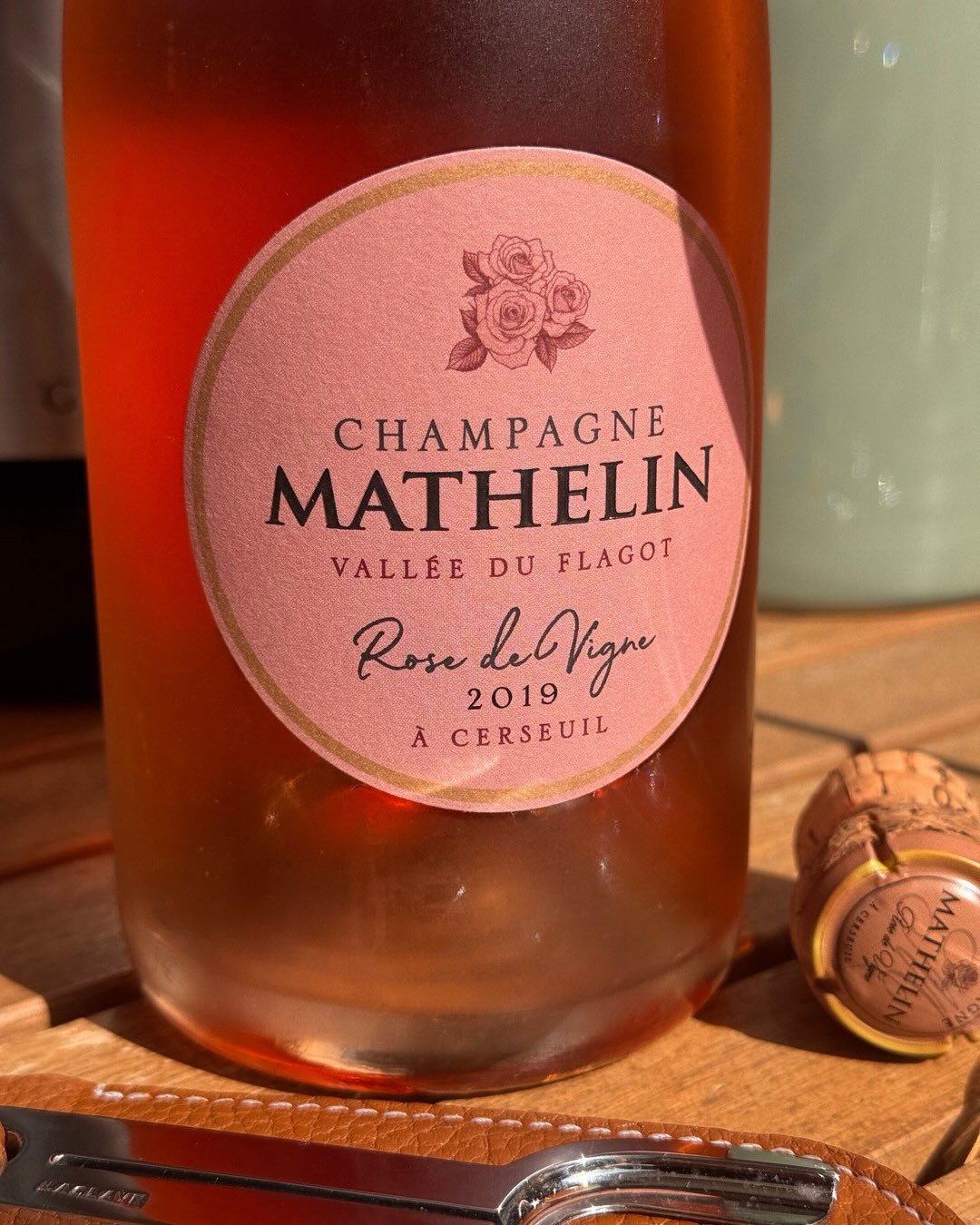 Dieser Rosé macht vermutlich das ganze Jahr über eine gute Figur nicht nur am Muttertag, an dem wir ihn verkostet haben. Himbeertorte im Glas, frischer Himbeerduft, ohne übertri… (5)
