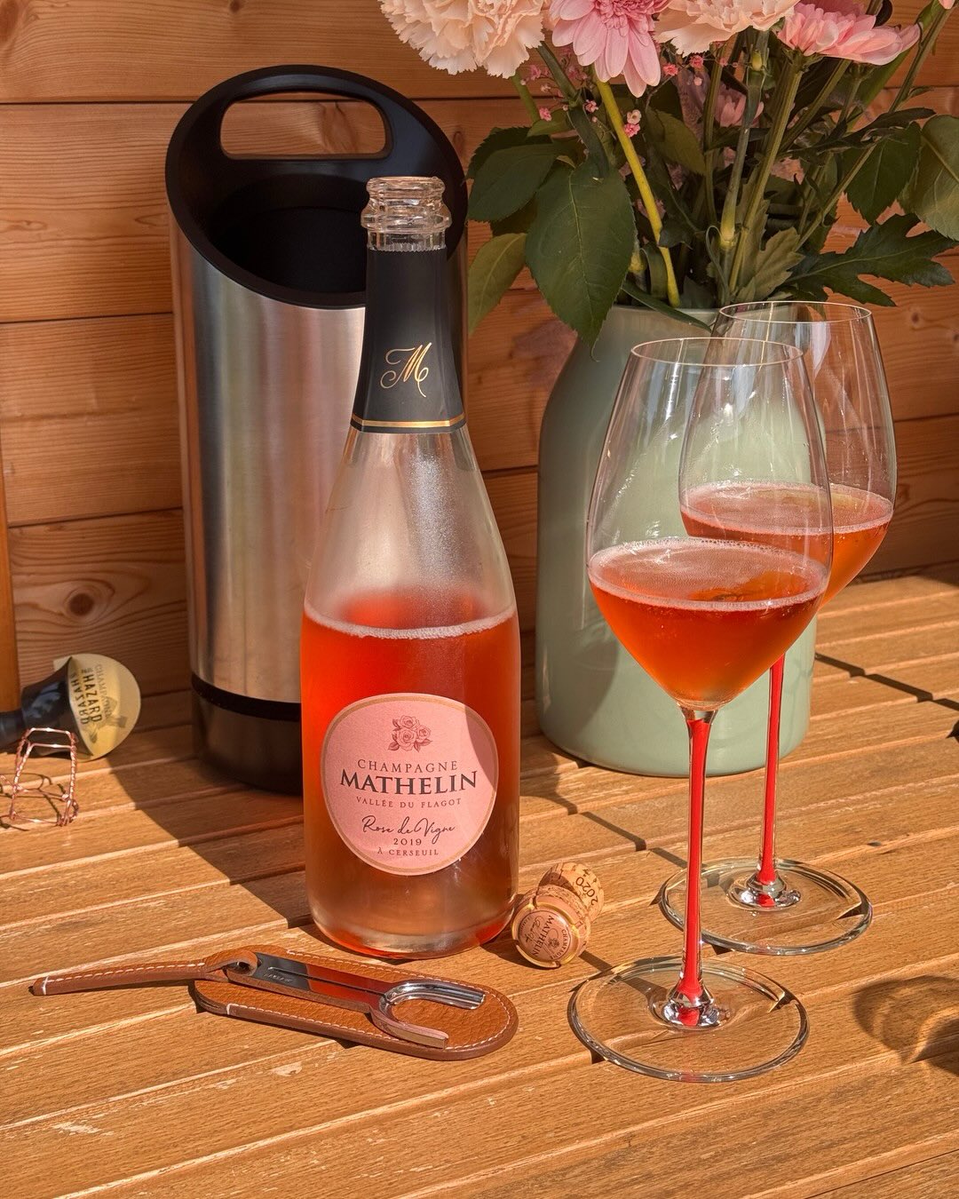 Dieser Rosé macht vermutlich das ganze Jahr über eine gute Figur nicht nur am Muttertag, an dem wir ihn verkostet haben. Himbeertorte im Glas, frischer Himbeerduft, ohne übertri… (7)